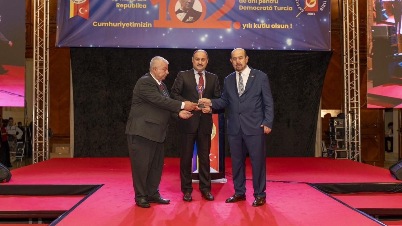 Başkan Gülpınar'a 'Yılın En Başarılı Belediye Başkanı' ödülü