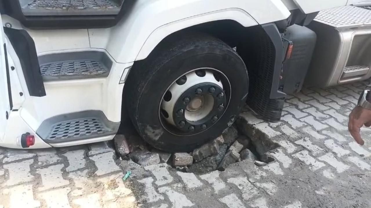 Esenyurt'ta TIR lastiği yola saplandı