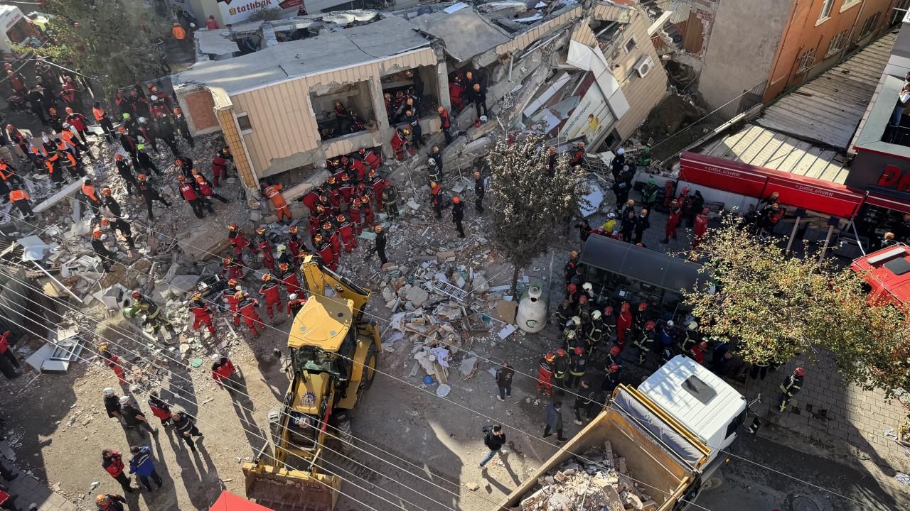 Gebze'de enkaz altında kalanların isimleri belli oldu: Binada sadece bir aile varmış!