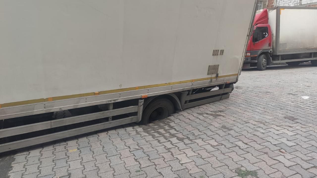 Güngören'de kamyon, çöken yolda oluşan çukura saplandı