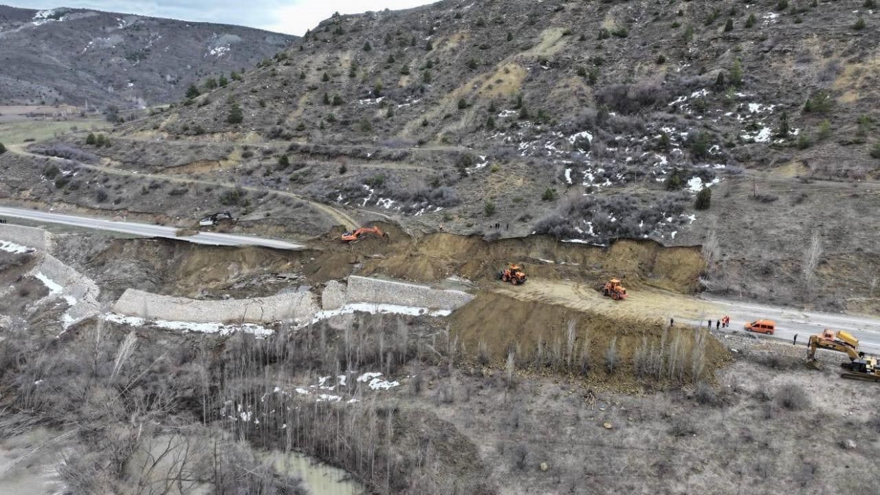 İki il arasındaki kara yolu ulaşıma kapanmıştı: Bölgede çalışmalar sürüyor!