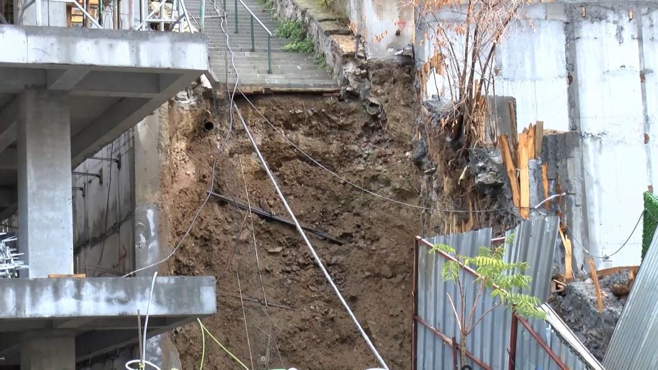 İstanbul'da yağış bilançosu: Şişli'de yol çöktü, Beşiktaş'ta merdiven çöktü