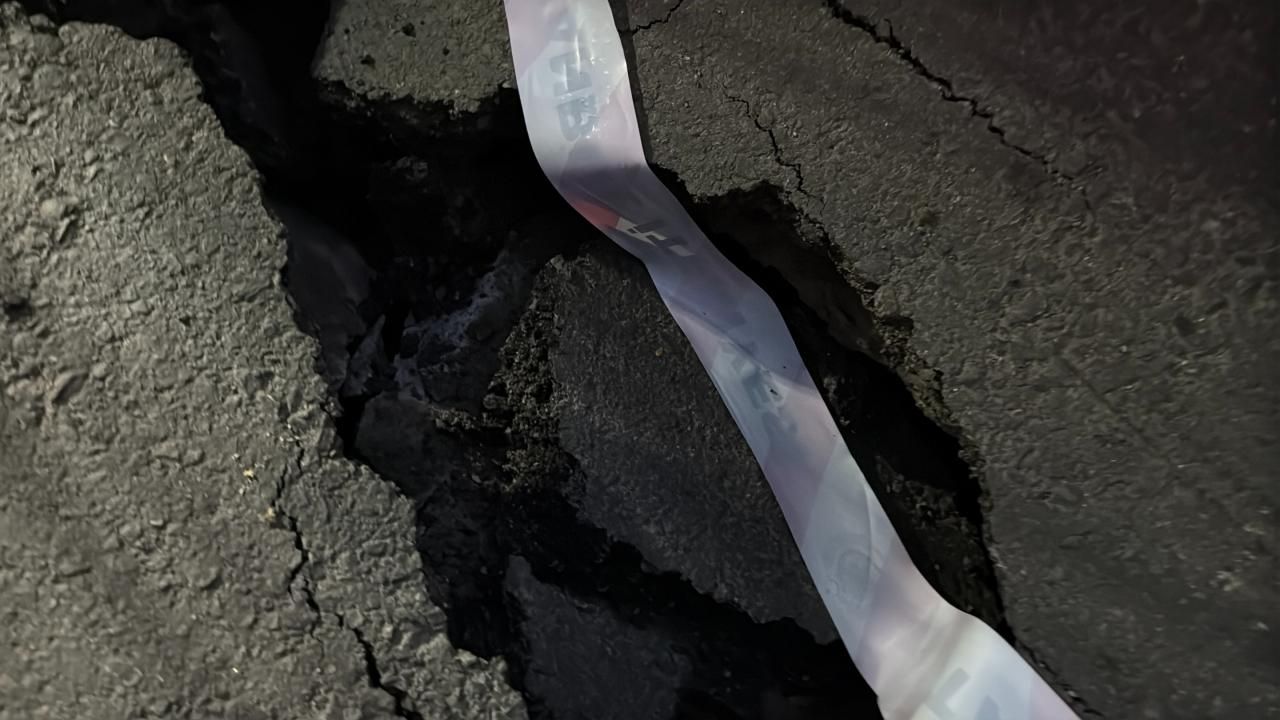 Kağıthane'de yol çöktü