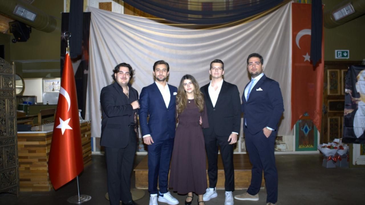 Londra'da Cumhuriyetin 102. yılı çoşkusu: Türk öğrenciler 'Cumhuriyet Balosu'nda buluştu