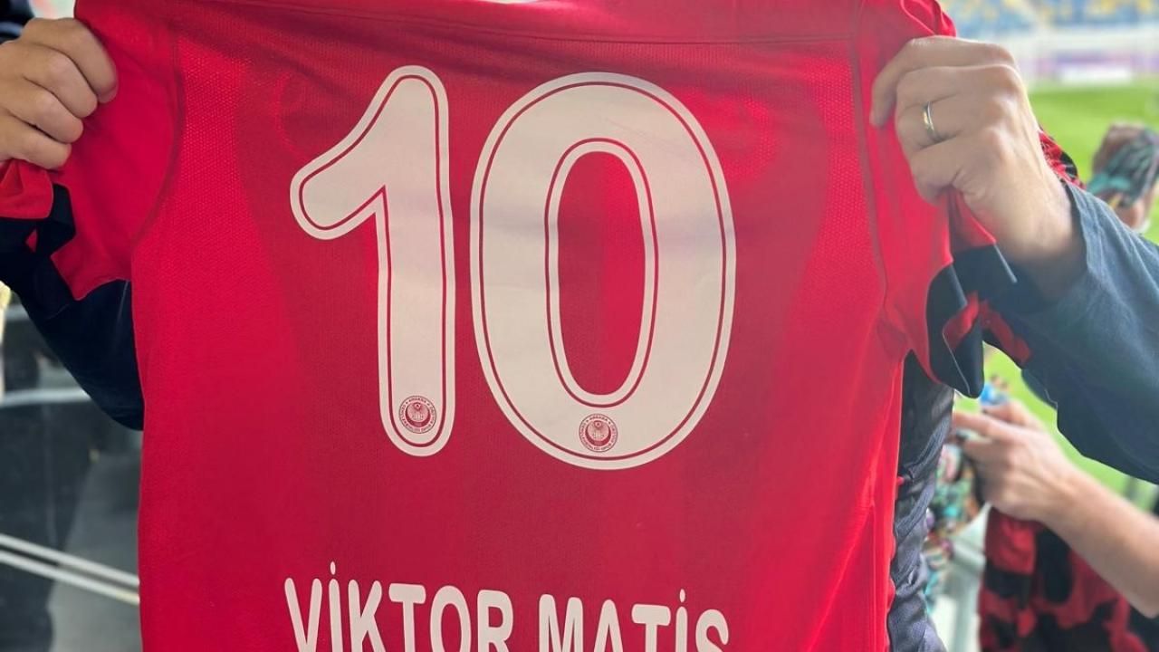 Süper Lig maçında sürpriz! Maçı ailesiyle tribünden izledi
