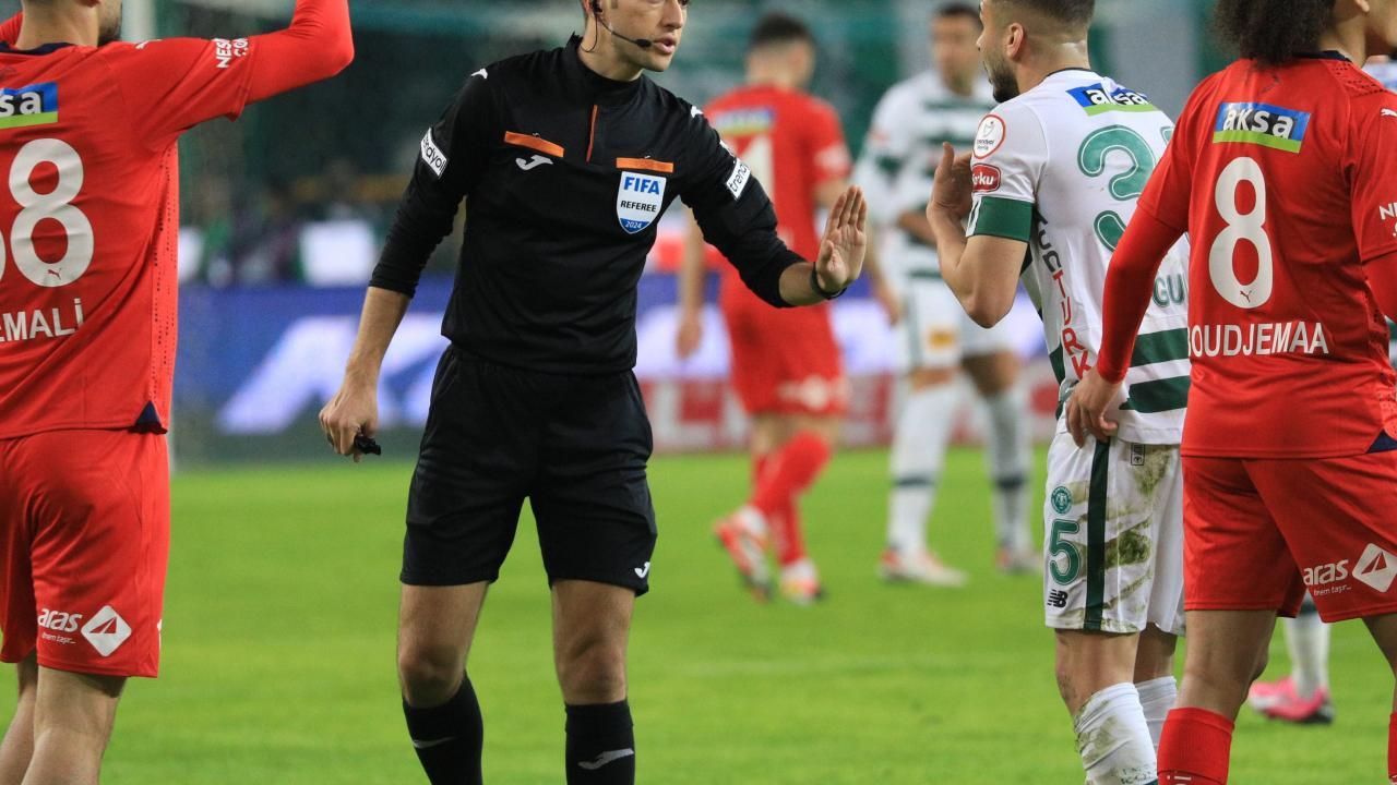 Taraftarlar tepkili! Bahis oynayan Zorbay Küçük en çok hangi devin canını yaktı?