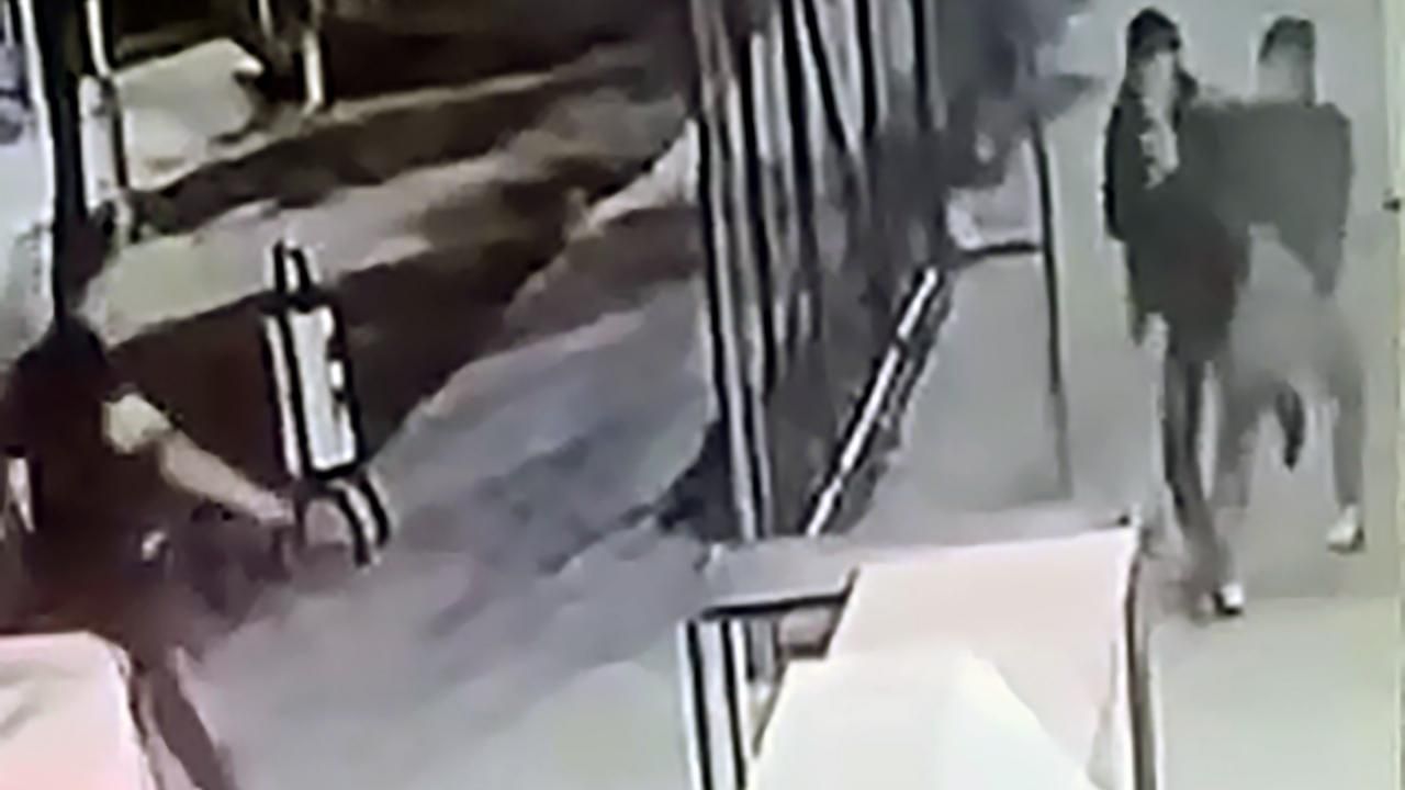 Adana'da parkta lise öğrencilerini dövüp bıçakladılar