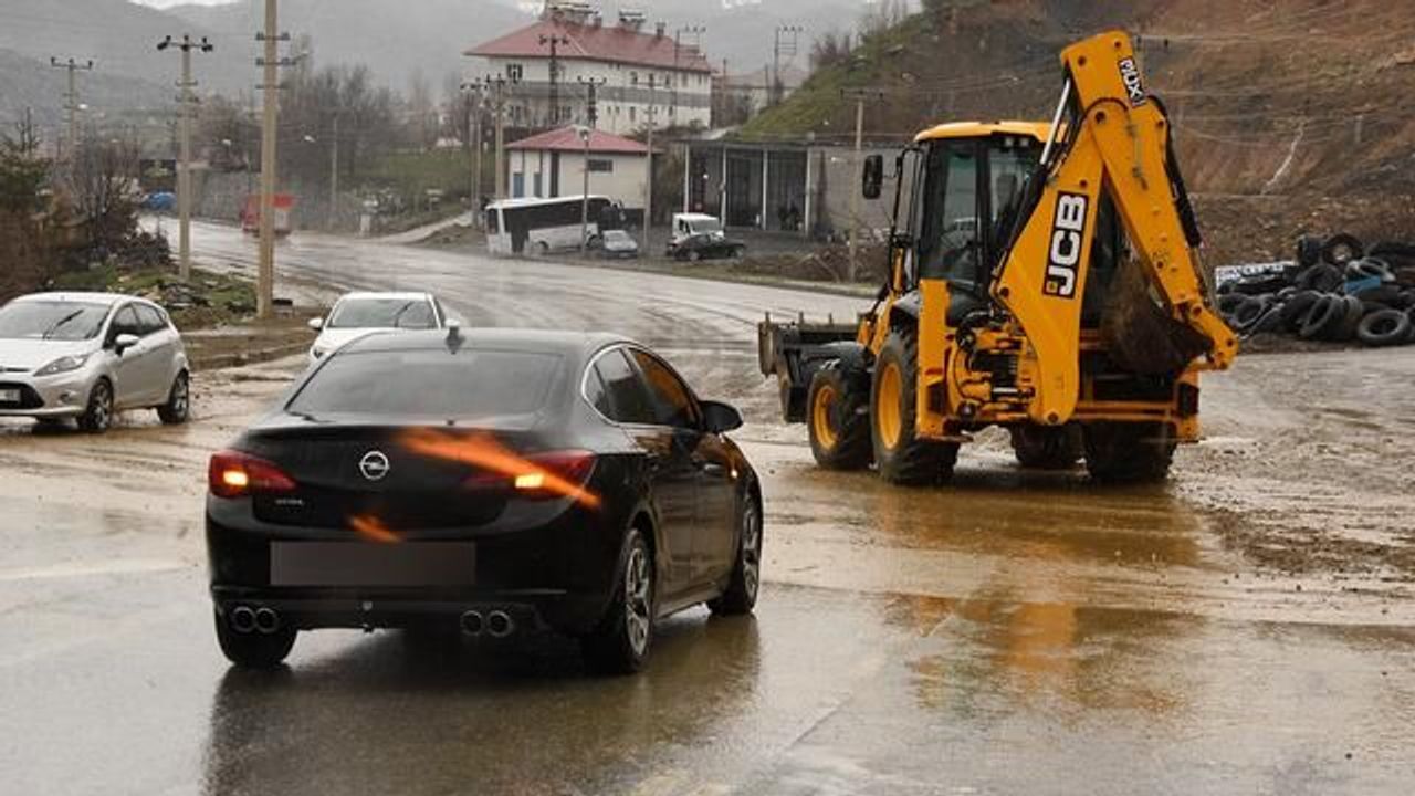 Bitlis'te Aynı Noktada Tekrar Heyelan: Bitlis-Diyarbakır Yolu Kısa Süreliğine Kapandı