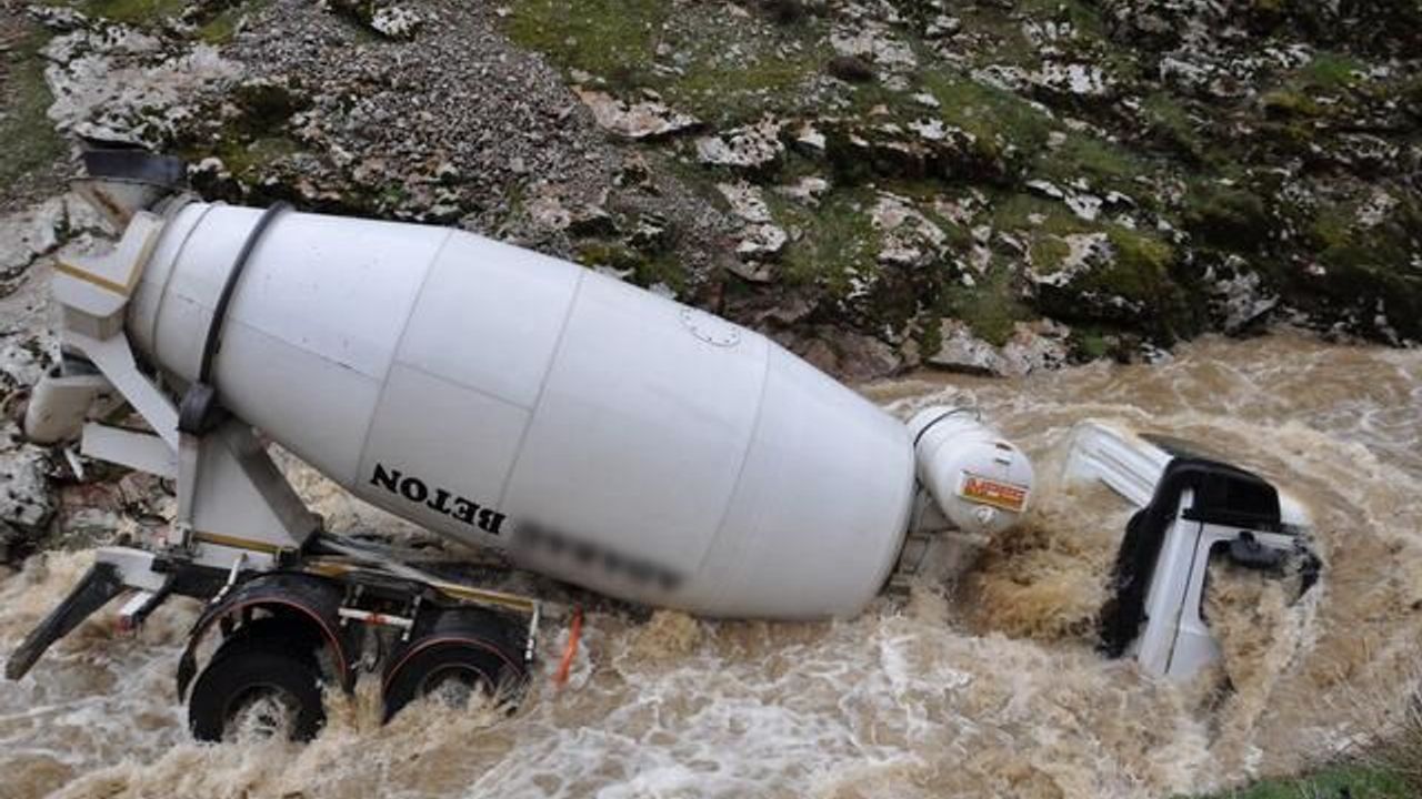 Bitlis'te Beton Mikseri Dereye Düştü, Sürücü Kayıp