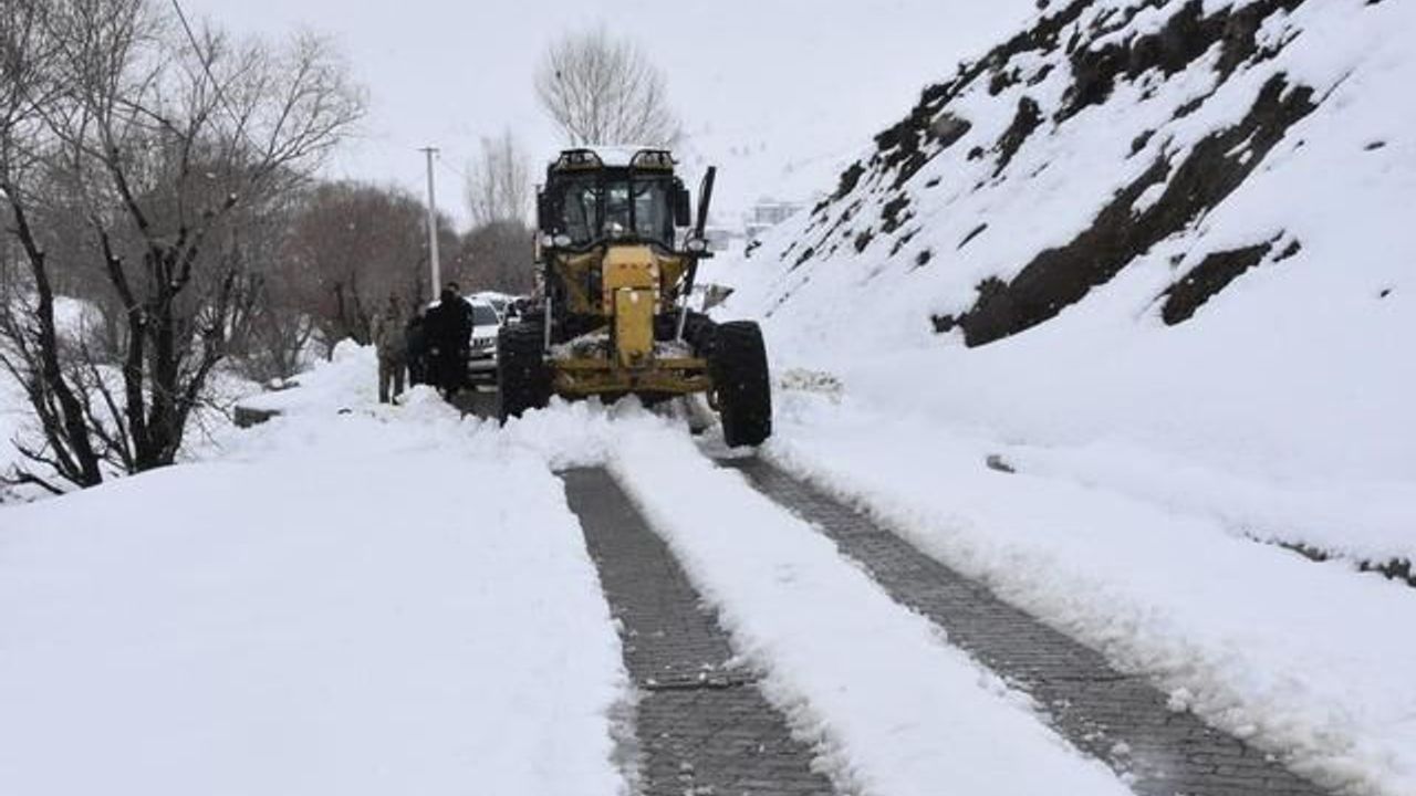 Bitlis'te Nisan Ayında Karla Mücadele Çalışmaları Sürüyor
