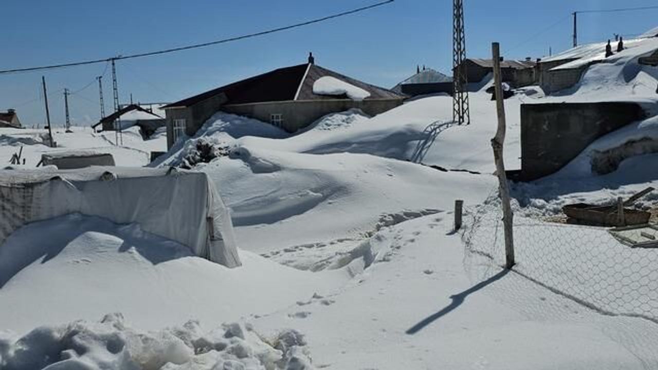 Bitlis'te Nisan Ayında Yoğun Kar Yağışı Hayatı Olumsuz Etkiliyor