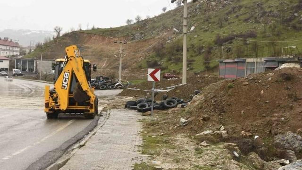 Bitlis'te Yağışlar Nedeniyle Veysel Karani Caddesi'nde Toprak Kayması Yaşandı