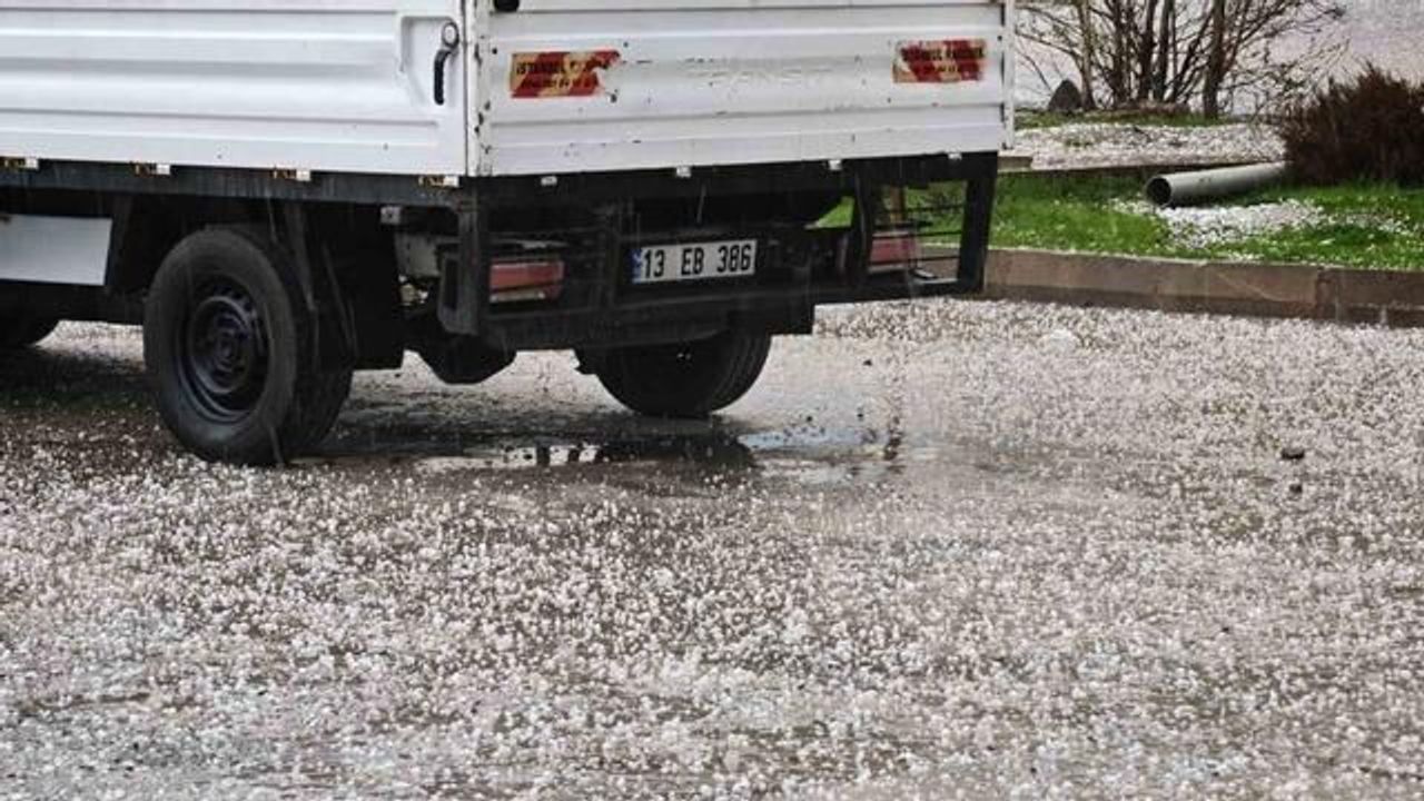 Bitlis'te Aniden Başlayan Dolu Yağışı Sürücülere Zorluk Çıkardı