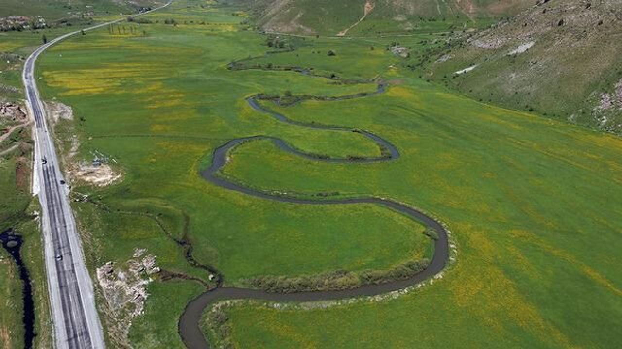 Bitlis'te Güzeldere Menderesleri Baharda Doğaseverleri Çekiyor