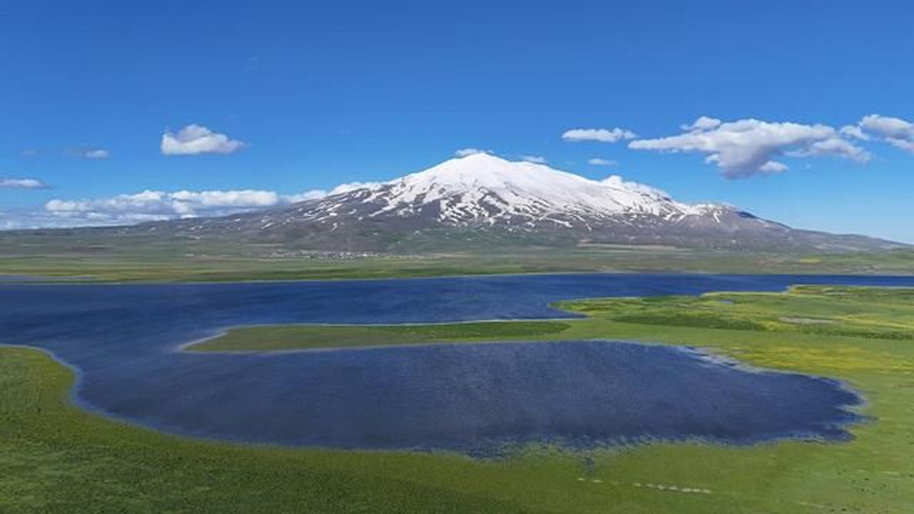 Bitlis'teki Cil Gölü ve Süphan Dağı'nın Doğal Güzelliği Havadan Görüntülendi
