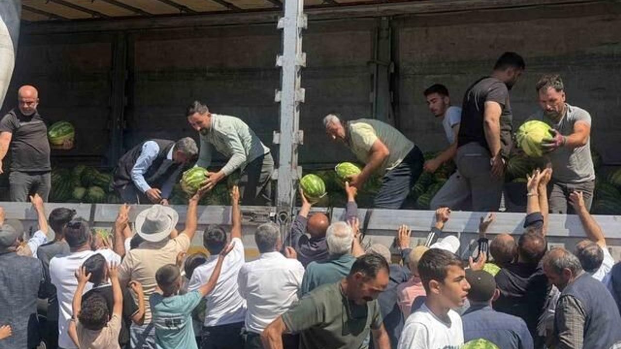 Bitlis'te Hayırsever Çiftçiden 30 Ton Karpuz İkramı