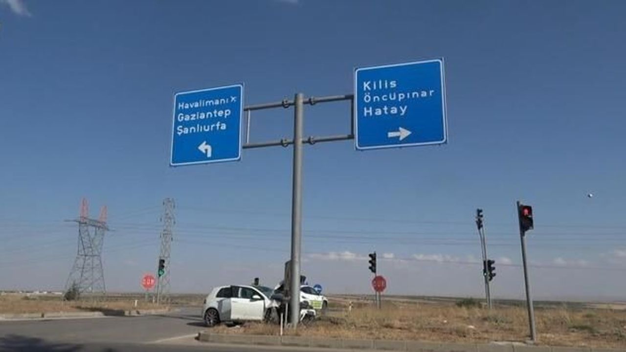 Kilis'te otomobil yön tabelasına çarptı: 2 kişi yaralandı