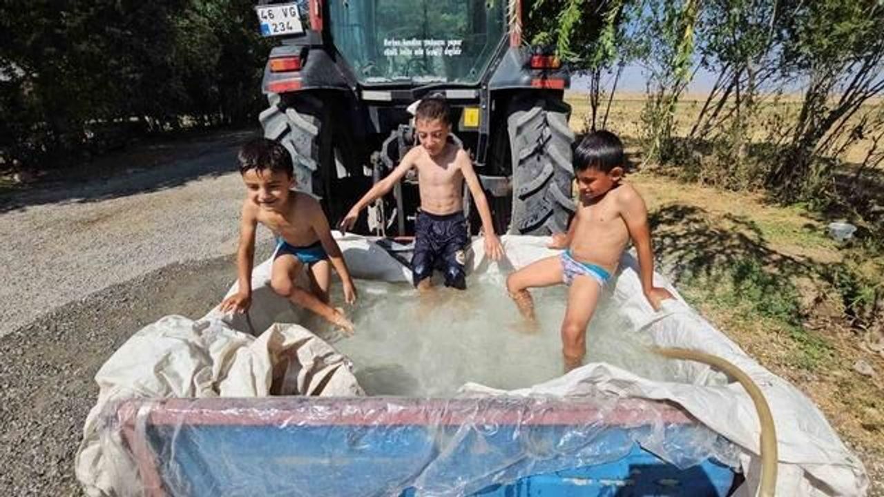 Bitlis'te Traktör Arkasındaki Su Dolu Sepette Çocukların Serinleme Keyfi