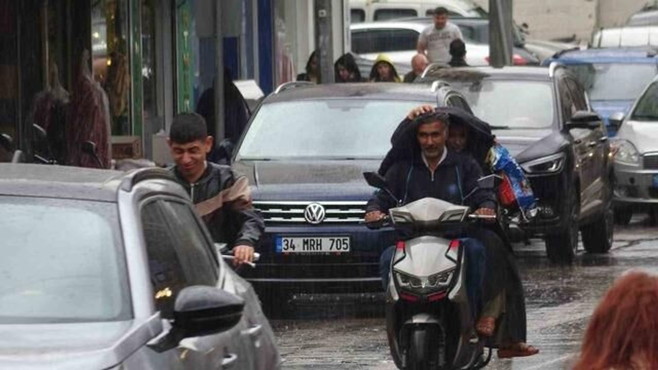 Kilis'te Sağanak Yağış ve Sis Görüş Mesafesini Düşürdü