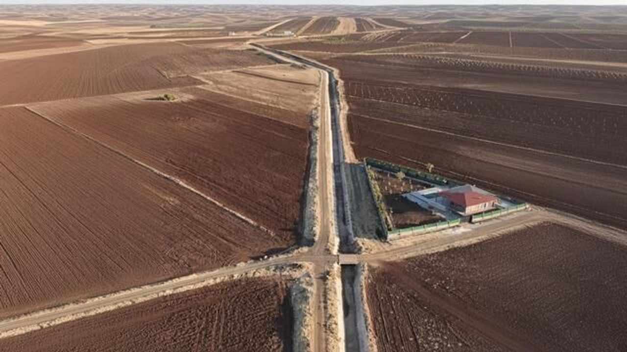 Kilis'te Seve Barajı Derivasyon Kanalları Kışa Hazırlık İçin Temizleniyor