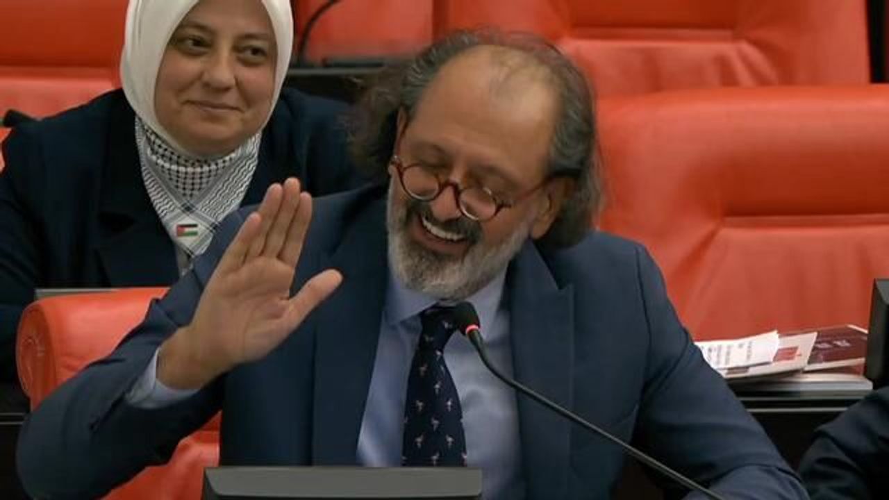 AK Parti Milletvekili Meclis'te İzmir Marşı'nı Mırıldandı