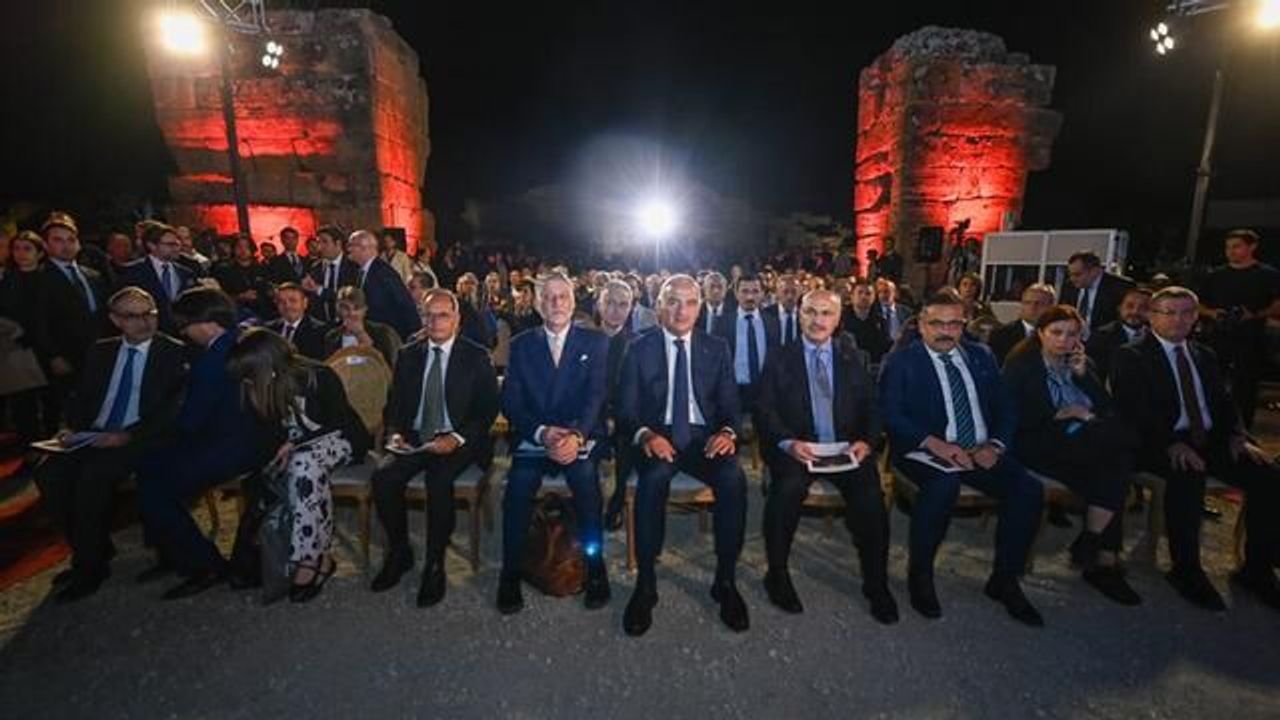 Bakan Ersoy ve İtalyan Kültür Bakanı Hierapolis'te Buluştu: Efes-Pompei İş Birliği İçin Adımlar Atıldı