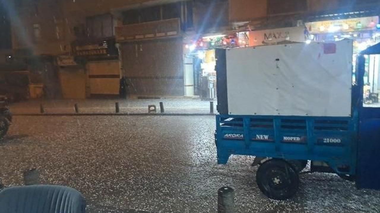 Kilis'te ani dolu yağışı yolları beyaza dönüştürdü