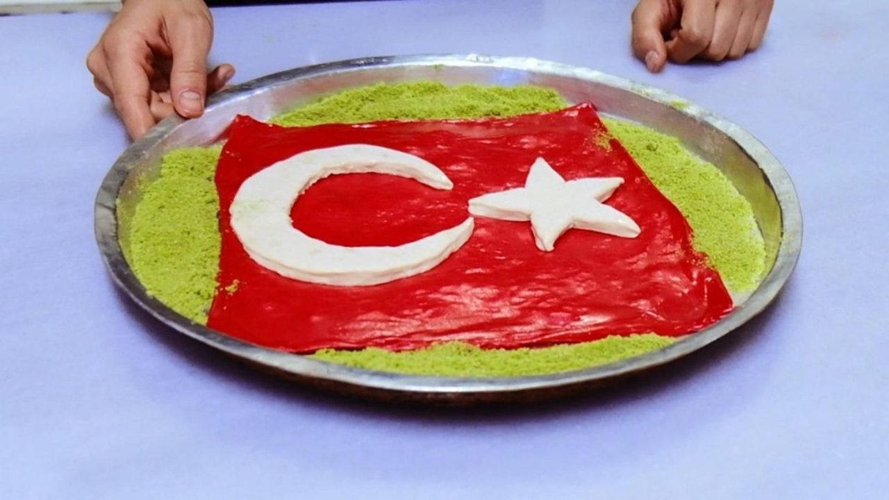 Kilis'te Cumhuriyet Bayramı'na Özel Ay Yıldızlı Katmer İlgi Gördü