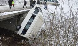 Cenazeye gidenleri taşıyan minibüs çay yatağına devrildi; 15 yaralı