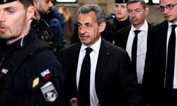 Eski Fransa Cumhurbaşkanı Sarkozy'e kelepçe vuruldu!