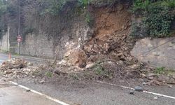 Üsküdar'da istinat duvarı çöktü! Otomobilin saniyelik kurtuluşu...