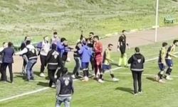 Amatör maçta futbolcular basın mensuplarına saldırdı