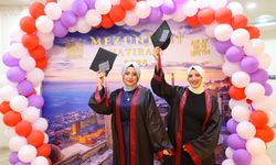 28 Şubat'ta başörtüsü nedeniyle okuyamadı, kızıyla aynı üniversiteden mezun oldu