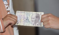 5 TL'lik banknotun üzerinde duygulandıran not: İlkokul öğrencisi sahibine geri verdi