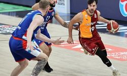 Anadolu Efes, Galatasaray'ı farklı mağlup etti