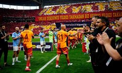 Başakşehir, şampiyon Galatasaray'ı alkışladı