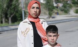 Başıboş köpeklerin saldırısına uğrayan anne isyan etti