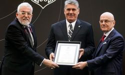 Beşiktaş'ta Başkan Serdal Adalı ve yönetimi, mazbatalarını aldı