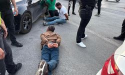 Durdurulan araçtaki şahıslar polise saldırdı