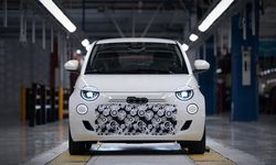 Efsane geri dönüyor: Hibrit Fiat 500 üretim bandında görüntülendi