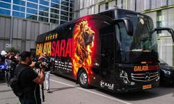 Galatasaray otobüsüne taşlı saldırı