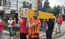 Galatasaray taraftarı Acun Ilıcalı ve Ali Koç’un tabutunu taşıdı: 'Cenazemiz var'