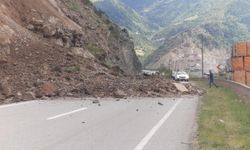 Gümüşhane’de heyelan! Yol ulaşıma kapandı
