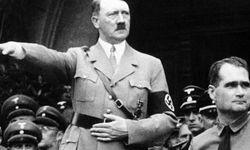Hitler bıyığının ardındaki sır: Moda mıydı, mecburiyet mi?