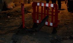 İstanbul'da rögar patladı! Sokak trafiğe kapatıldı
