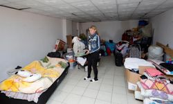 Kiracısı çıkmayınca 4 yıldır depoda yaşıyor!