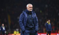 Şampiyonluk maçı öncesi flaş olay! Galatasaray tribünlerinde Mourinho pankartı