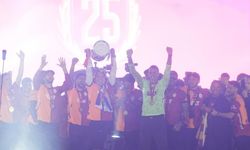 Seremoniye damga vuran anlar! Galatasaray'a kupayı sürpriz isim verdi