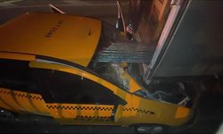 Ticari taksi, kamyonete ok gibi saplandı: 1 ölü, 1 yaralı