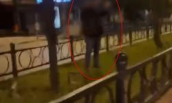 Türk bayrağını yakmaya çalıştığı öne sürülen şüpheli, bir kadından tepki gösterince kaçtı